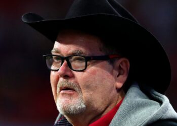 Jim Ross renueva con AEW por un año más y desmiente haber hablado con WWE