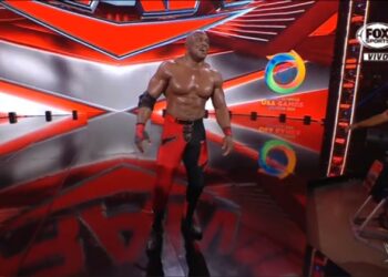 Bobby Lashley vence a Omos en una Steel Cage match