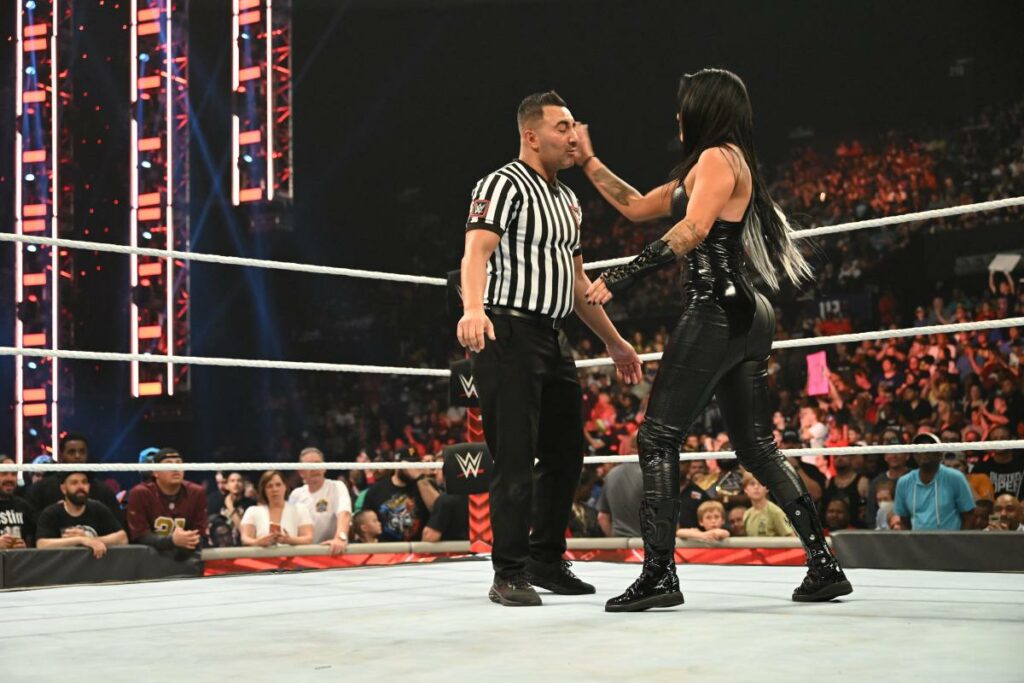 WWE multa a Sonya Deville tras propinar un guantazo a un árbitro durante RAW