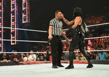 WWE multa a Sonya Deville tras propinar un guantazo a un árbitro durante RAW