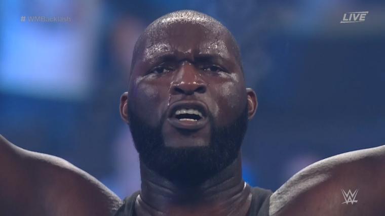 Omos derrota a Bobby Lashley en WrestleMania Backlash 2022