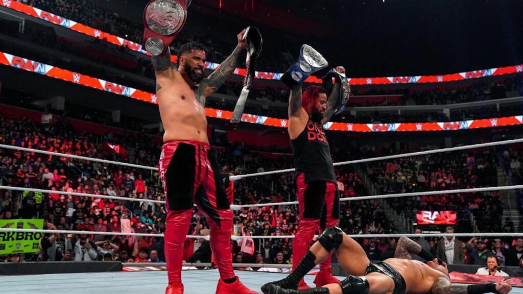 El triunfo de The Usos por el Campeonato Indiscutido por Parejas de WWE fue una decisión de último minuto