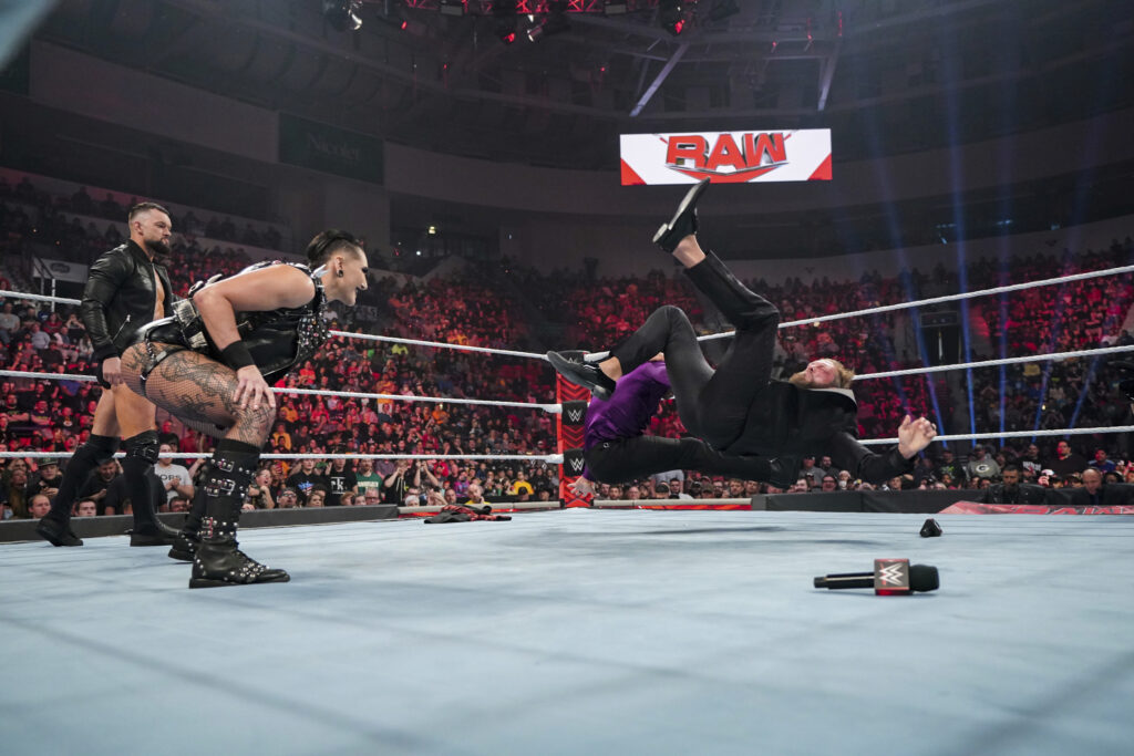 Razón de la traición de The Judgment Day a Edge en WWE RAW