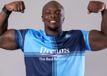 Adebayo Akinfenwa no descarta una transición al wrestling tras dejar el fútbol