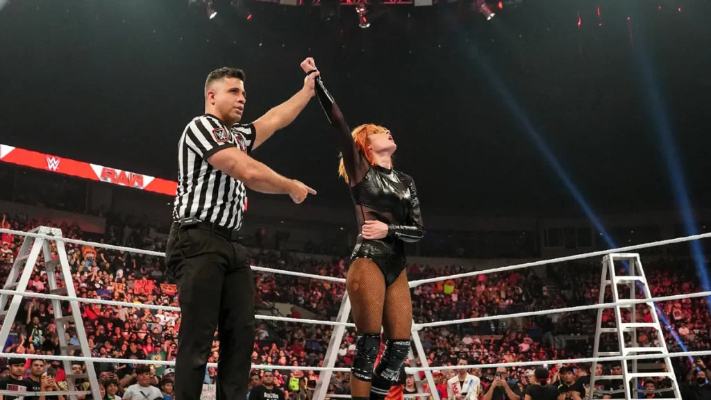 Becky Lynch clasifica al combate de escaleras femenino de WWE Money in the Bank 2022