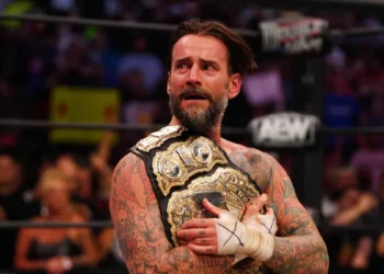 CM Punk se mofa de los CM Punk asiste a las grabaciones de IMPACT Wrestlingde audiencia de AEW Dynamite