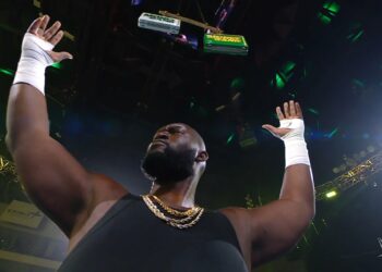 Omos se clasifica al combate de escaleras masculino de Money in the Bank 2022