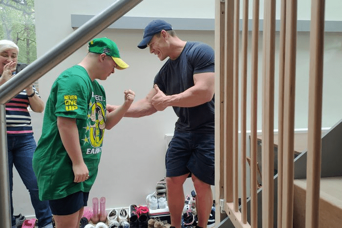 John Cena viaja hasta Holanda para conocer a un chico con discapacidad que huyó de la guerra de Ucrania