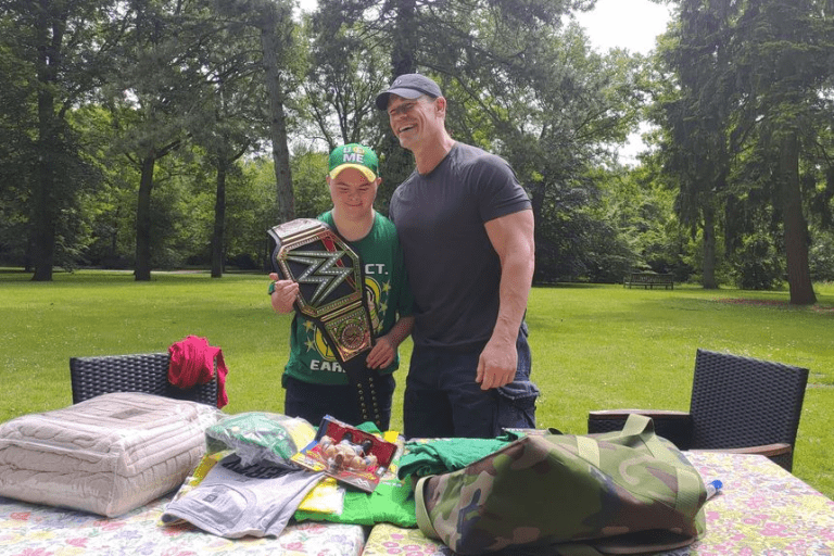 John Cena viaja hasta Holanda para conocer a un chico con discapacidad que huyó de la guerra de Ucrania
