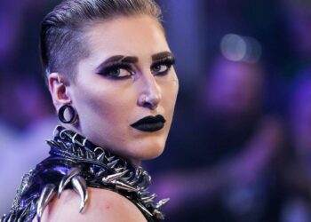 Rhea Ripley revela que está utilizando un monitor cardíaco