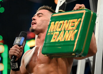 Theory gana el maletín masculino en WWE Money in the Bank 2022
