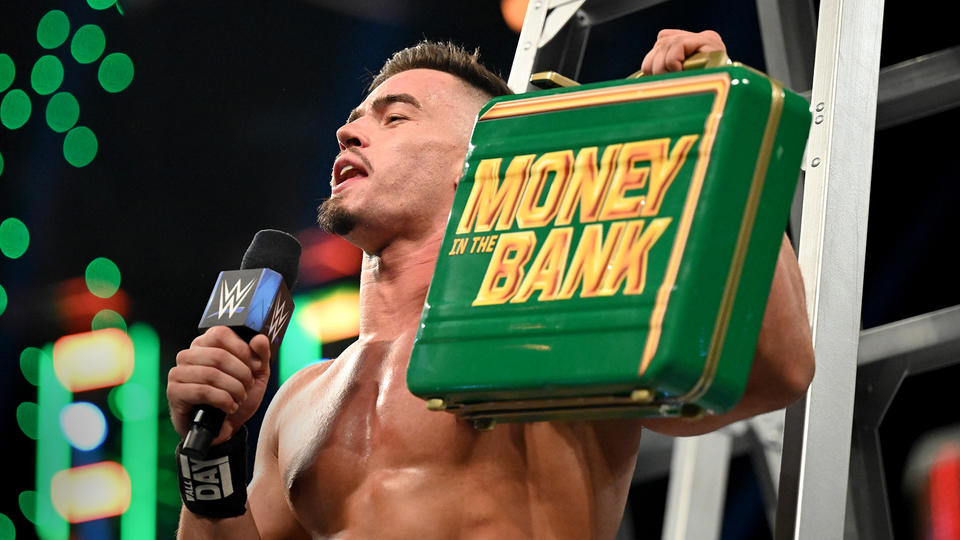 Theory gana el maletín masculino en WWE Money in the Bank 2022