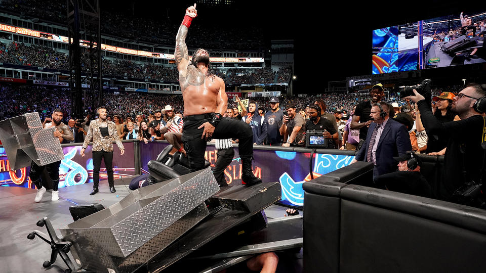 Roman Reigns derrota a Brock Lesnar en un combate para el recuerdo