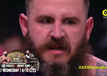 Brody King sale vencedor de la Royal Rampage match