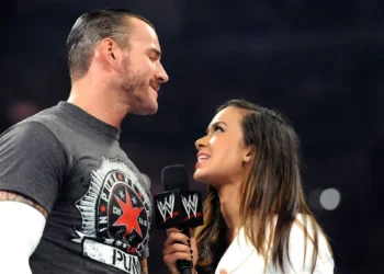 CM Punk revela que luchadoras podrían sacar a AJ Lee del retiro
