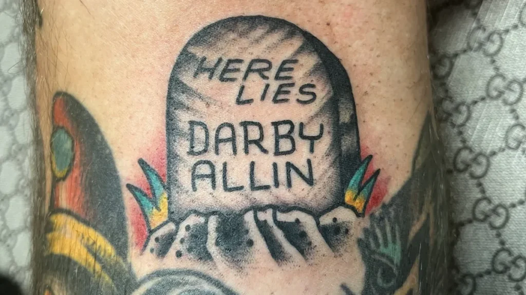 Luchador de AEW se hace un tatuaje de Darby Allin