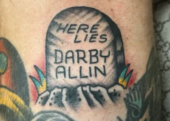 Luchador de AEW se hace un tatuaje de Darby Allin