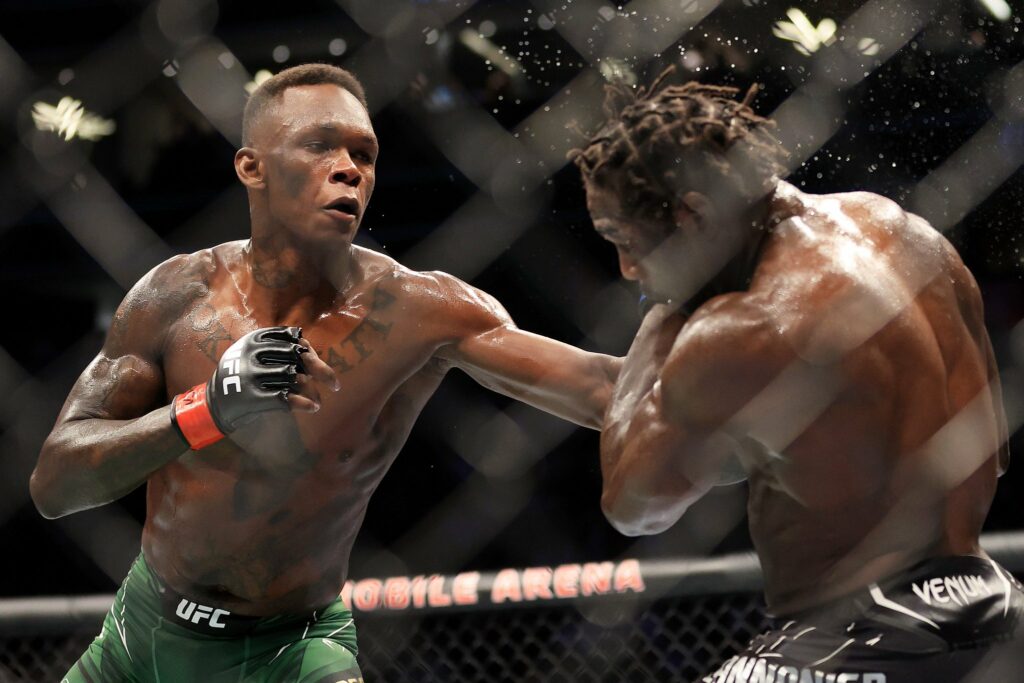 Israel Adesanya retiene el Campeonato de Peso Medio en UFC 276