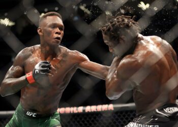 Israel Adesanya retiene el Campeonato de Peso Medio en UFC 276