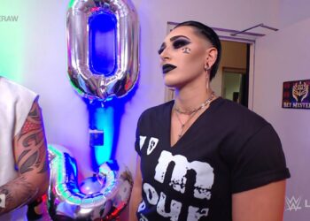 Rhea Ripley regresa en Monday Night RAW y ataca a Rey Mysterio