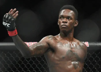 Israel Adesanya: “Probaré suerte en WWE más adelante”