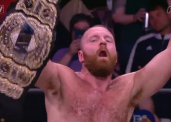 Jon Moxley consigue su primera defensa con el Campeonato Mundial Interino de AEW en Dynamite