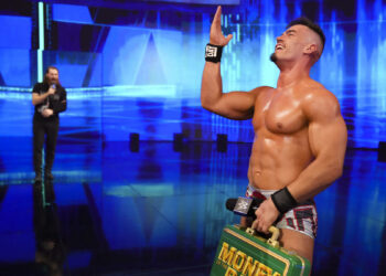 ¿Por qué WWE escogió a Theory para darle un 'push' y no a Riddle?