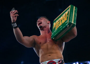 Bobby Lashley ve a Theory siendo varias veces campeón mundial