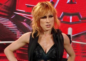 Becky Lynch brinda una promo después de la emisión de RAW del 4 de julio de 2022