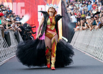 Becky Lynch interpretará a Cyndi Lauper en la tercera temporada de 'Young Rock'