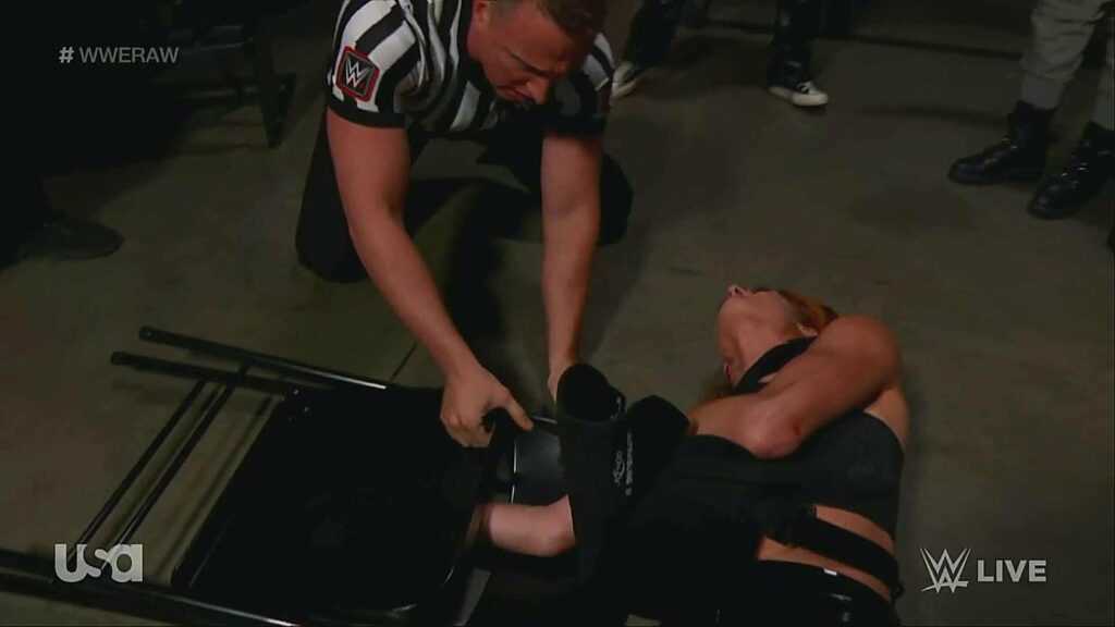 Becky Lynch es atacada en backstage por Bayley, Dakota Kai e IYO SKY y estará fuera por un tiempo
