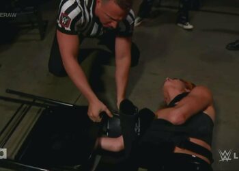 Becky Lynch es atacada en backstage por Bayley, Dakota Kai e IYO SKY y estará fuera por un tiempo