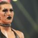 Rhea Ripley se molesta con los aficionados que la acosan en los aeropuertos Rhea Ripley se siente más cómoda tras el retiro de Vince McMahon