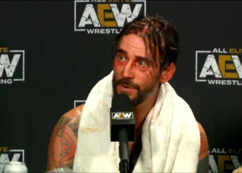 Teddy Long cree que la polémica entre CM Punk y AEW es un 'work'