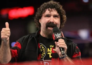 Mick Foley juega con la idea de participar en WWE Royal Rumble 2025