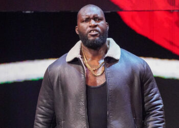 Omos revela las diferencias de trabajar con Vince McMahon y Triple H