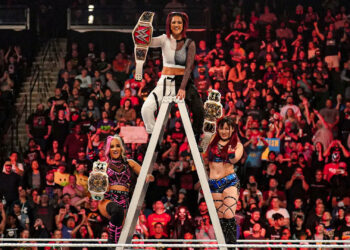 WWE ordenó que las escaleras utilizadas en RAW sean de una forma específica