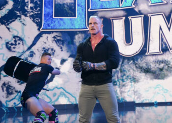 The Miz ataca a Dexter Lumis antes de su combate