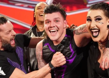 Dominik Mysterio no tenía contrato con WWE cuando debutó ante Seth Rollins