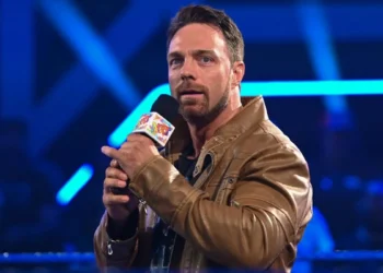 LA Knight hace su regreso en SmackDown Season Premiere