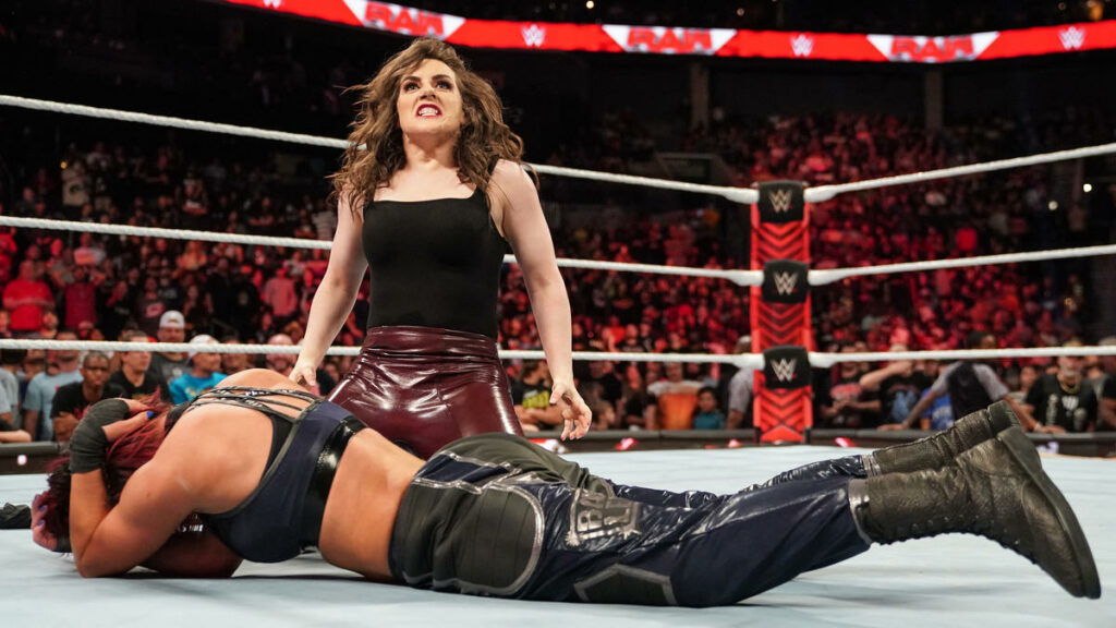 Nikki Cross ataca a Bianca Belair y Bayley en WWE RAW