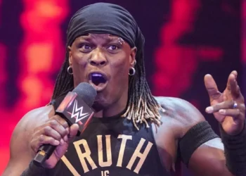 Un tweet de Triple H se llena de comentarios en apoyo a R-Truth