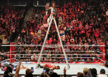 Bayley insinúa una lucha entre Damage CTRL y Toxic Attraction