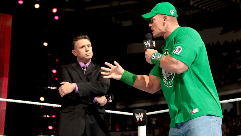 Michael Cole insinúa un posible regreso de John Cena durante SmackDown