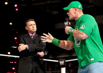 Michael Cole insinúa un posible regreso de John Cena durante SmackDown