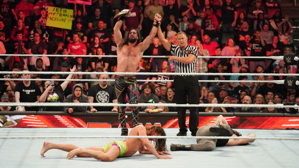 Seth Rollins consigue su primera defensa con el Campeonato de Estados Unidos en WWE RAW