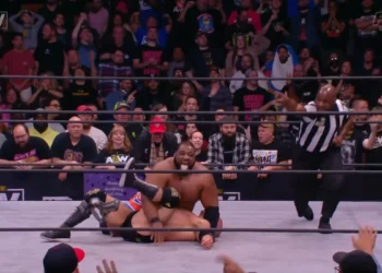 Swerve in our Glory consiguen una oportunidad por los Campeonatos Mundiales por Parejas de AEW de The Acclaimed