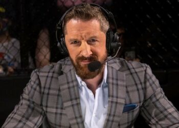 En los últimos años, Wade Barrett ha ejercido como comentarista tanto en RAW como en SmackDown en diferentes etapas. Además, ya contaba con experiencia previa en NXT, acompañando a Vic Joseph y Beth Phoenix. No obstante, de manera repentina, anoche no le vimos en Friday Night SmackDown, ni a él ni a Joe Tessitore. En su lugar estuvieron Michael Cole y Corey Graves.