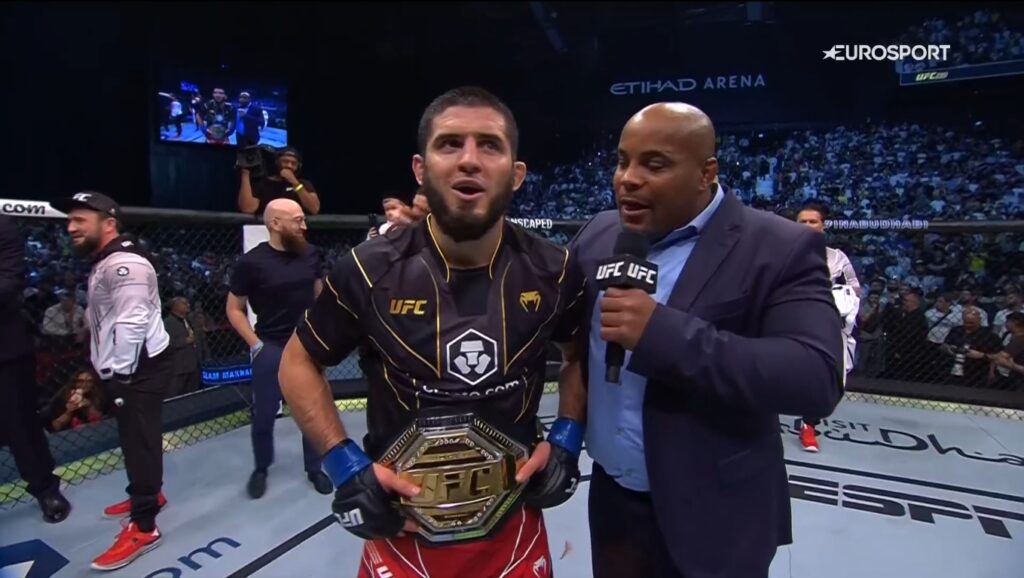 Islam Makhachev gana el Campeonato de Peso Ligero en UFC 280
