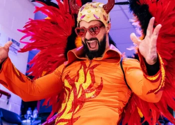 Seth Rollins explica el motivo por el que usa atuendos llamativos